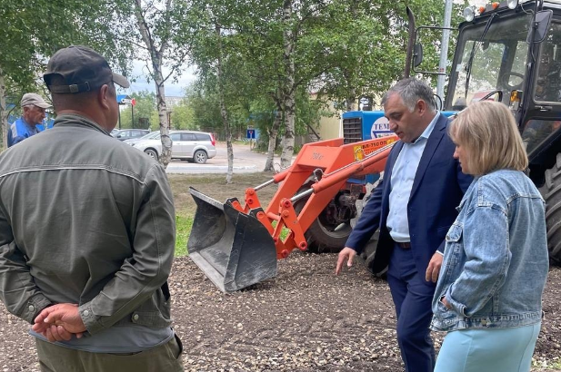 На Молодёжной аллее идёт ремонт тротуара.