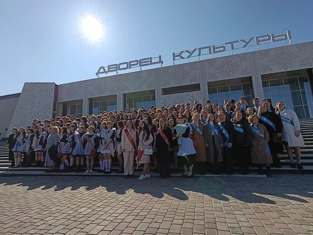 Для усинских выпускников прозвенел последний школьный звонок.