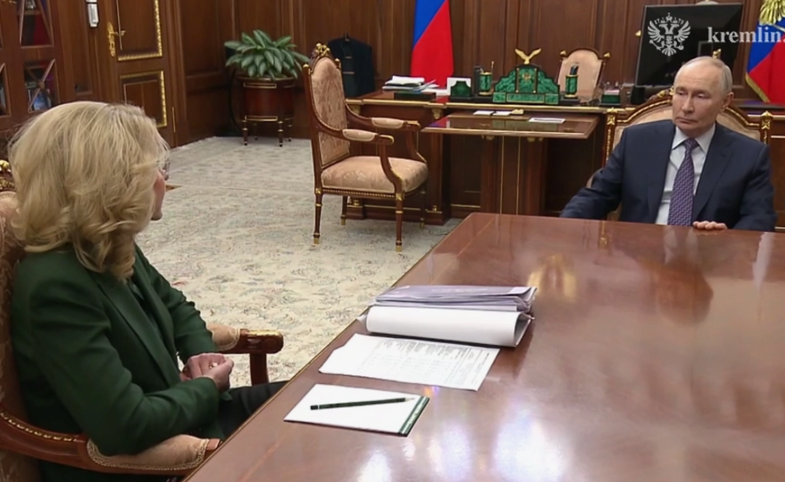 Путин и Голикова за столом.