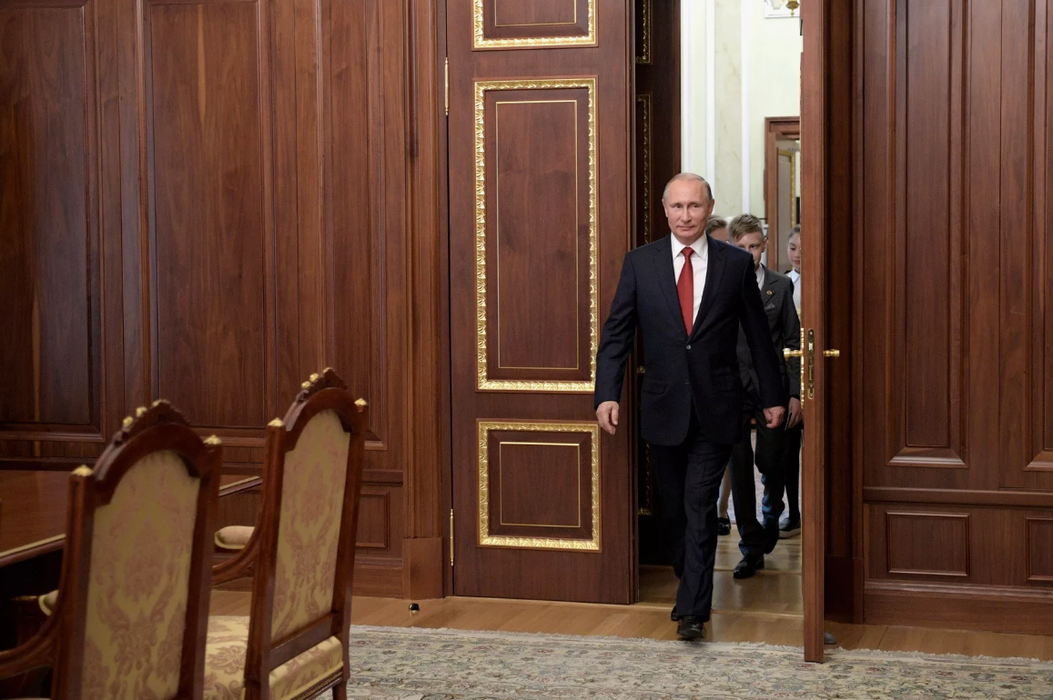 Владимир Путин заходит в кабинет.
