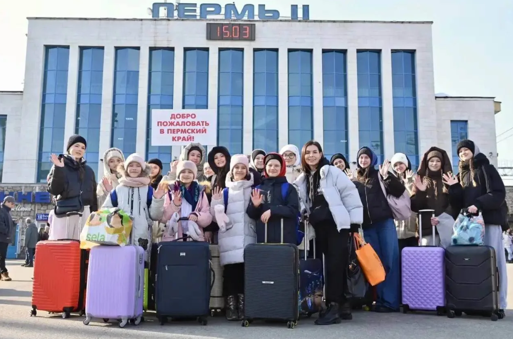 Усинские артисты на вокзале.