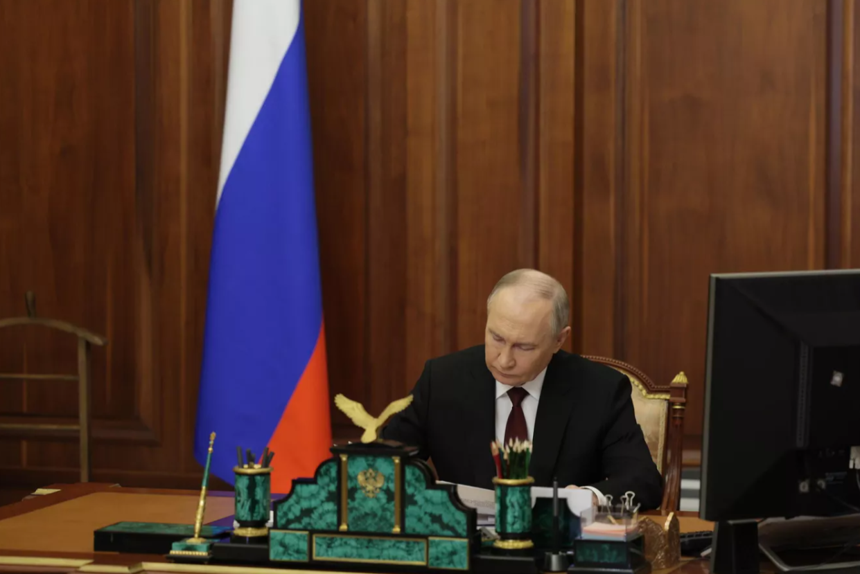 Путин подписал закон о защите машин многодетных от изъятия за долги.