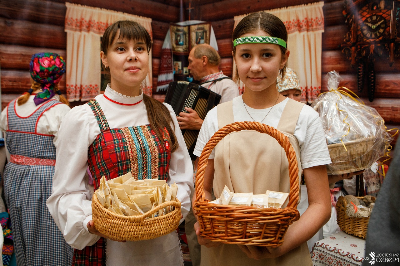 Девушки с продукцией из Республики Коми.