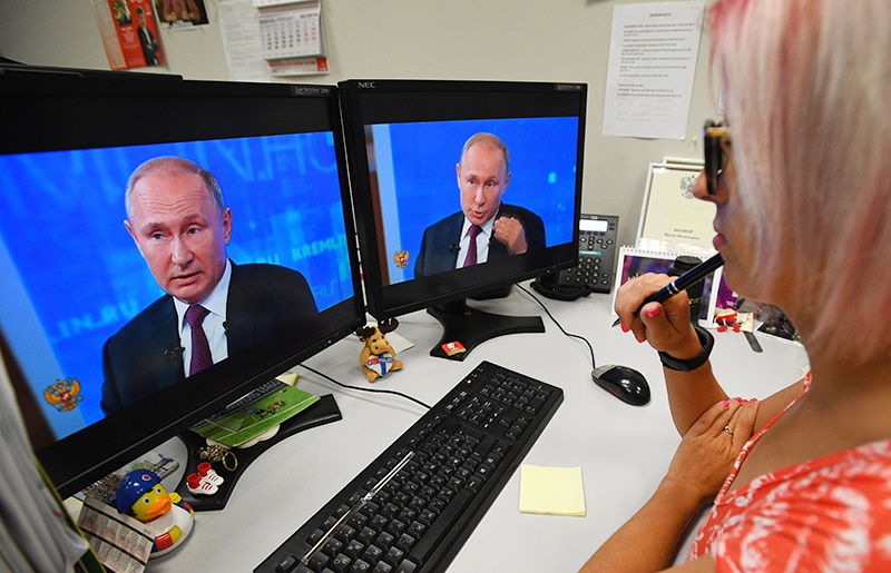 Путин на экране компьютера.