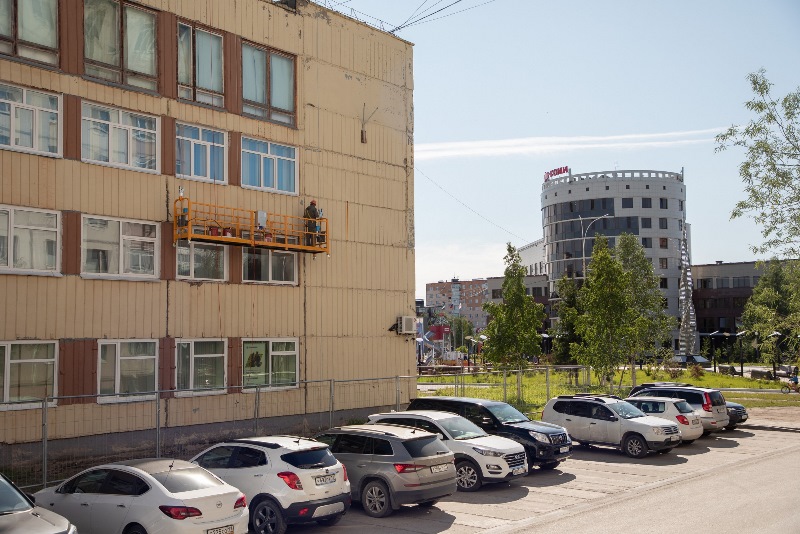 В Усинске начали ремонтировать фасад здания филиала УГТУ.