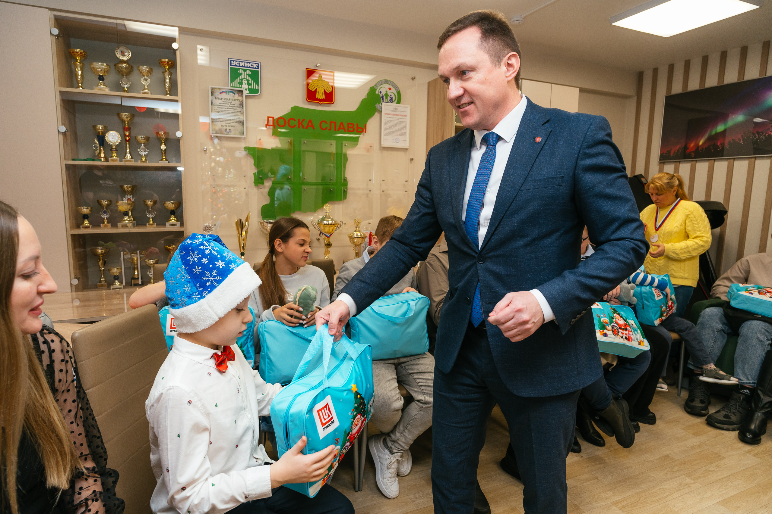 Новогодние подарки от ЛУКОЙЛа получат более тысячи маленьких северян.