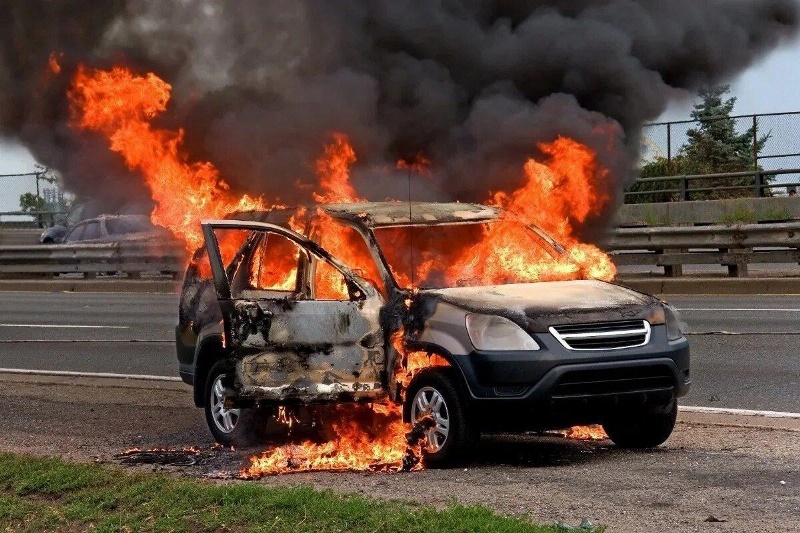 Действия при пожаре в автомобиле.