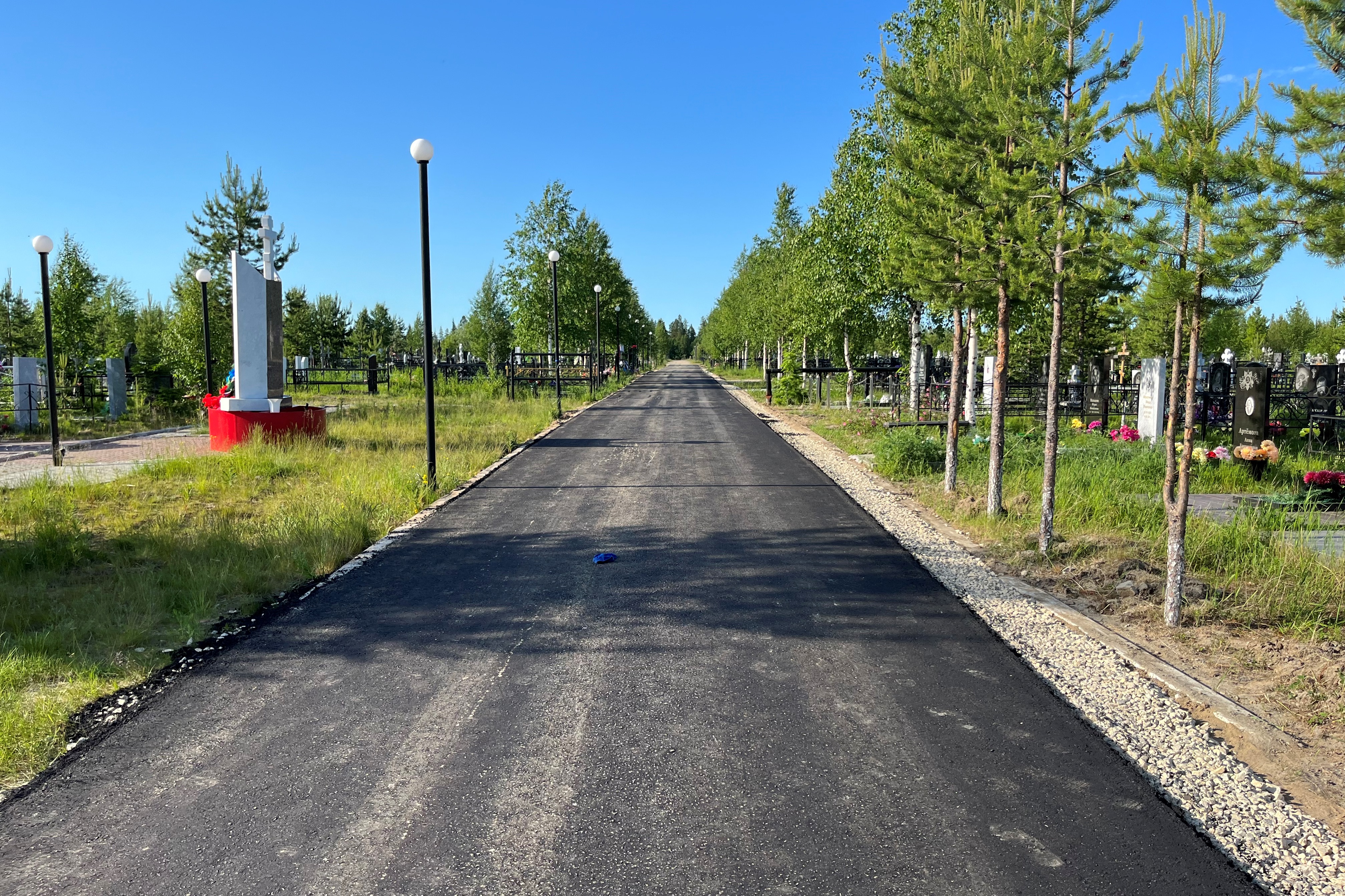 На городском кладбище  обустроили пешеходную дорожку.