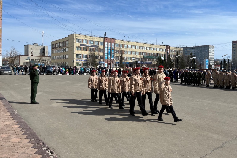 Юнармейцы усинских школ прошагали торжественным маршем.