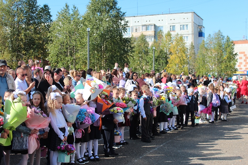 В День знаний во всех школах округа прошли торжественные линейки.