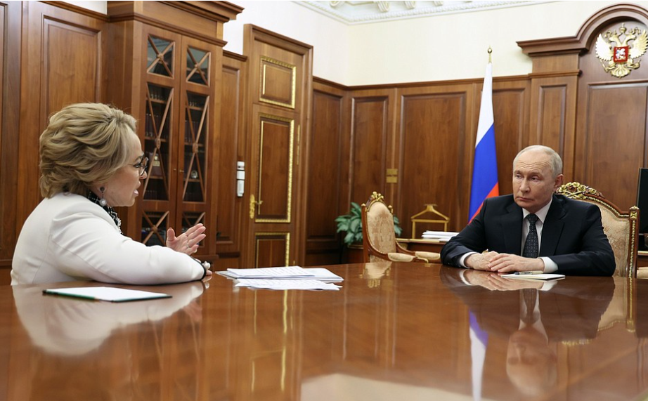 Путин с Председателем Совета Федерации Валентиной Матвиенко.