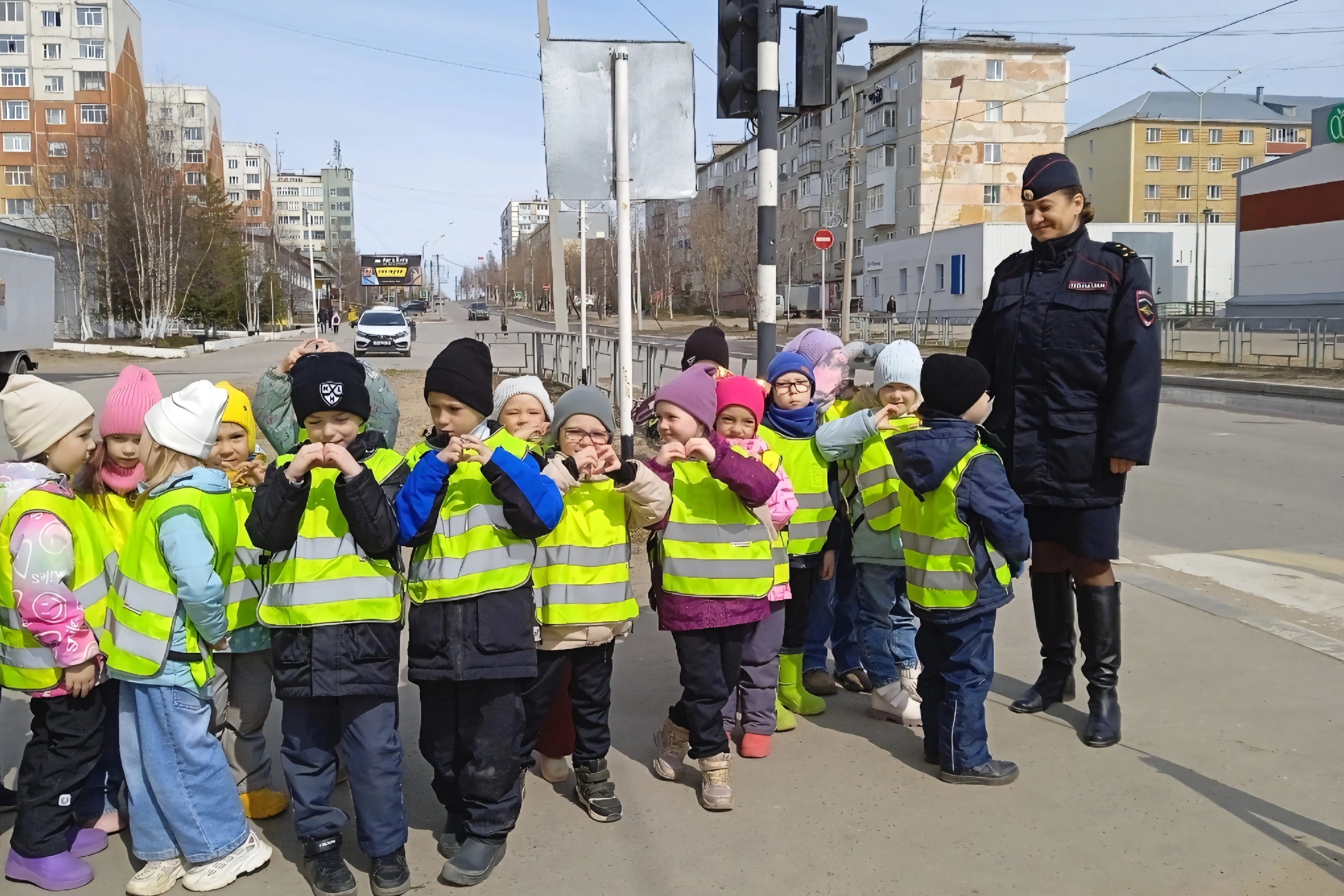 Госавтоинспекторы напомнили усинцам правила детской безопасности.