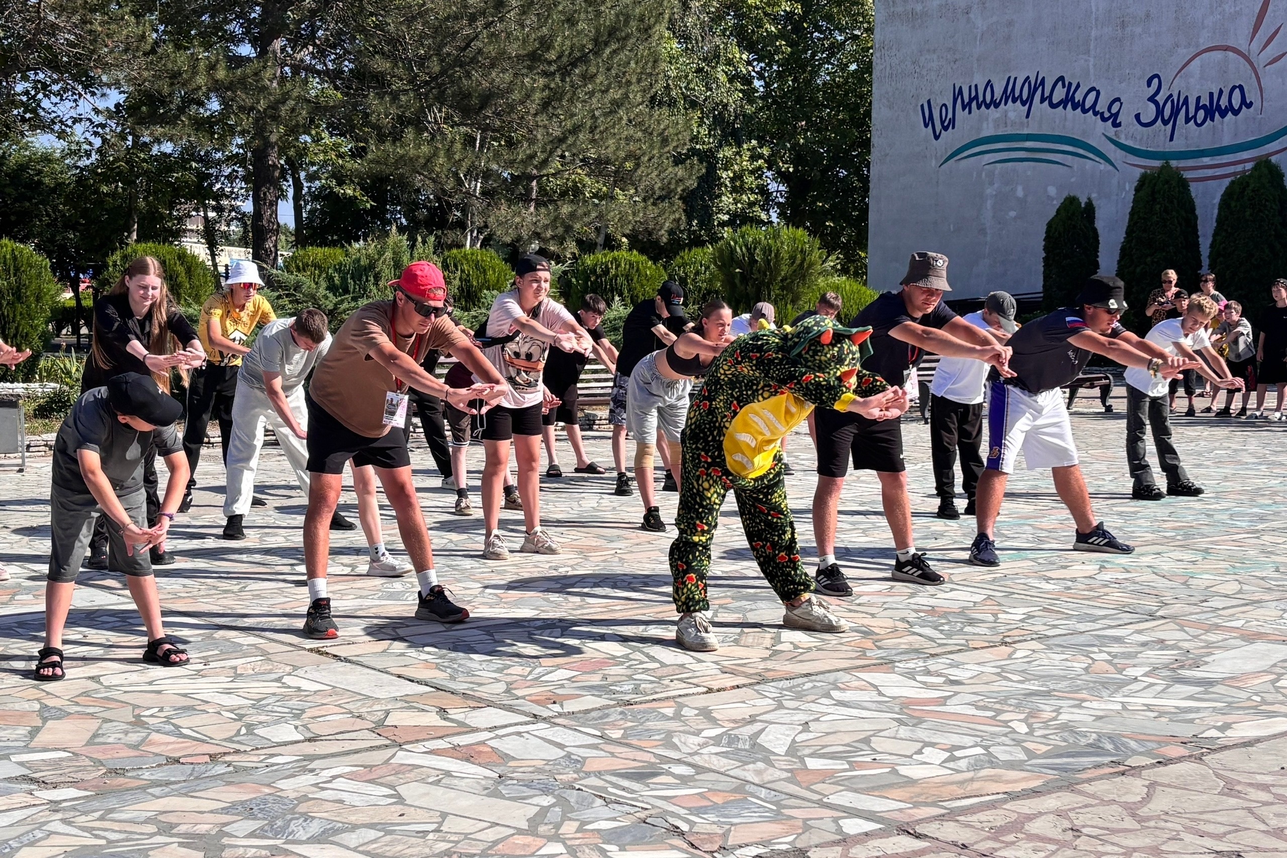 зарядка в лагере.