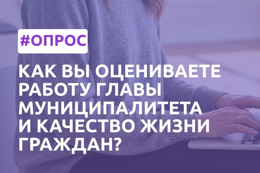 девушка за компьютером.