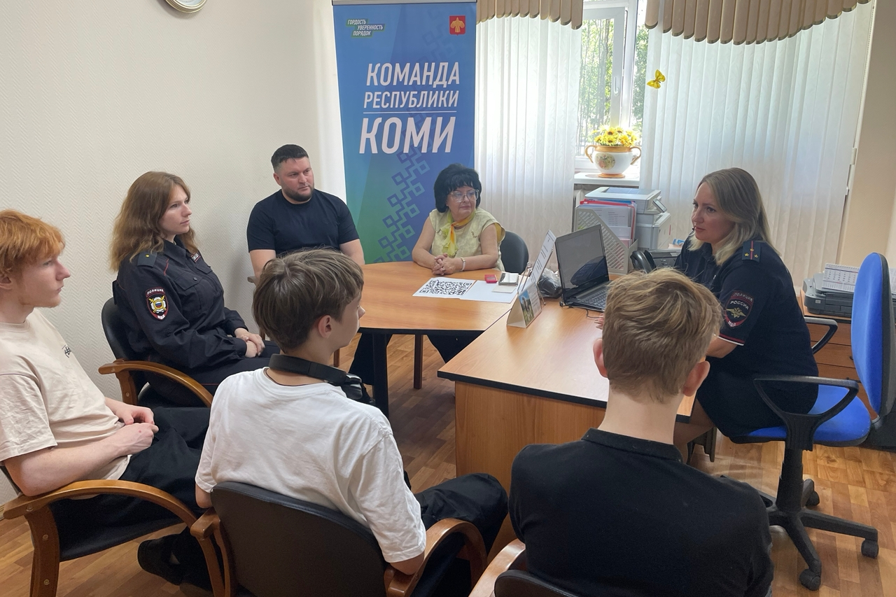 инспекторы проводят беседу с подростками.
