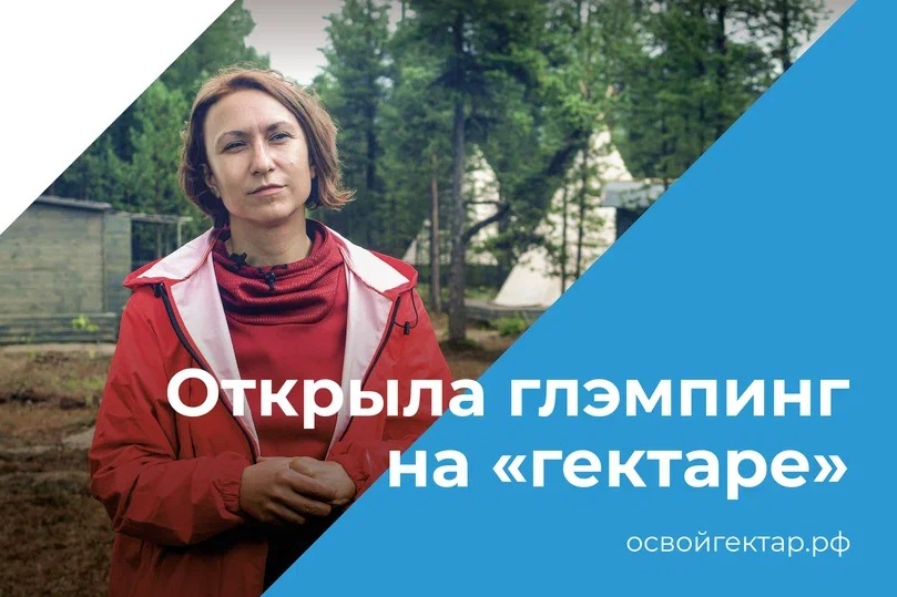 девушка в окружении деревьев.