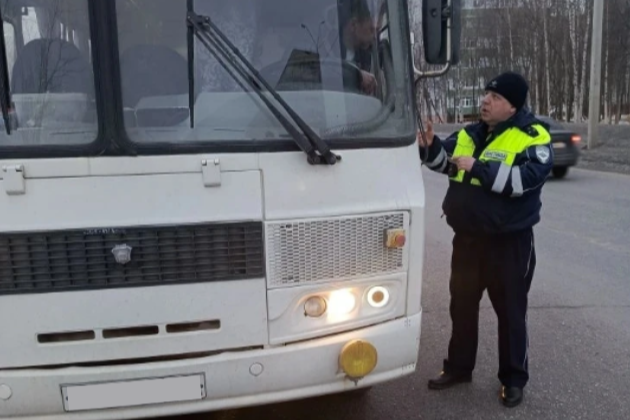 Сотрудник ГАИ возле автобуса.