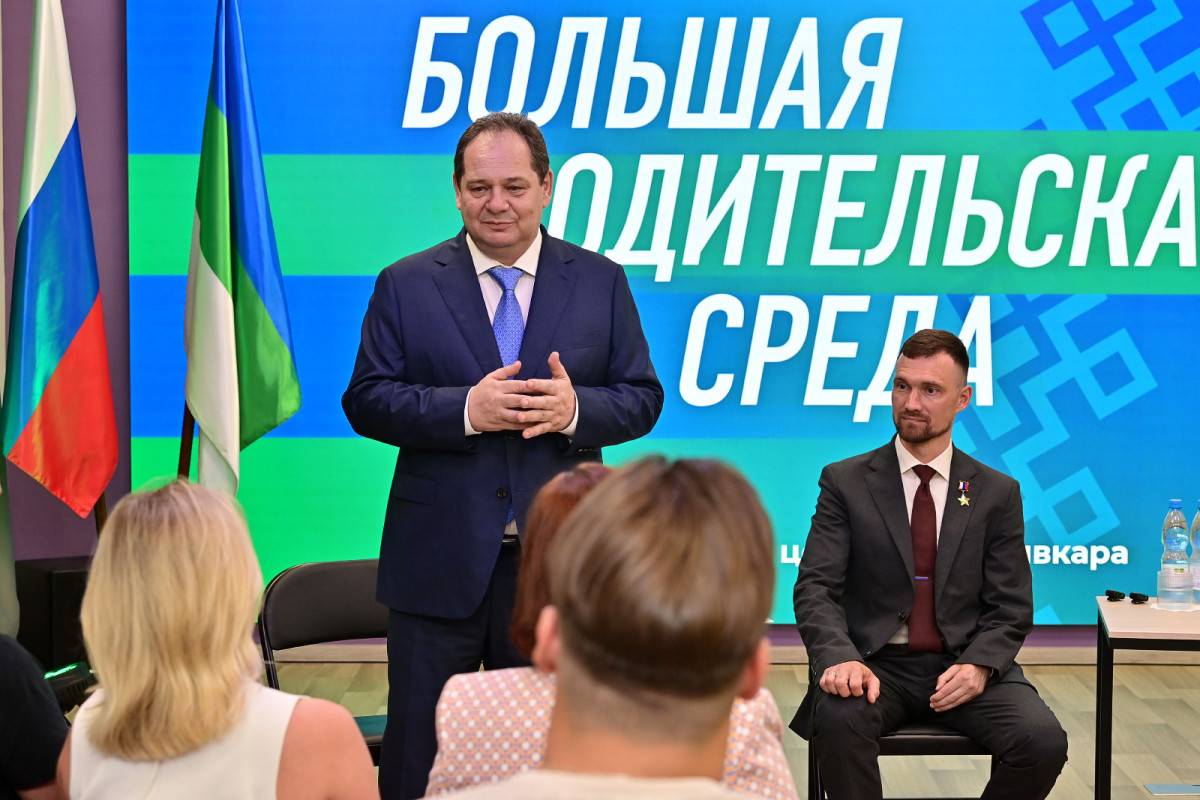 Ростислав Гольдштейн обращается к представителям семейного сообщества.