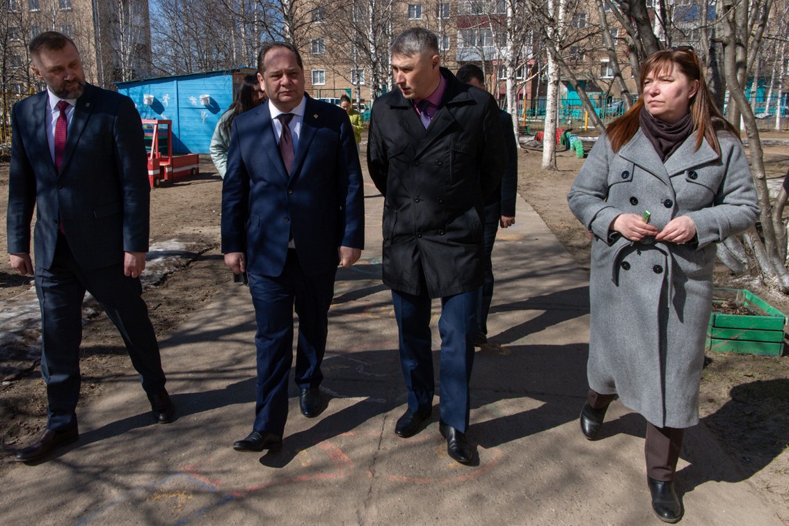 Ростислав Гольдштейн: региону нужна программа по замене малых архитектурных форм на территориях детских садов.