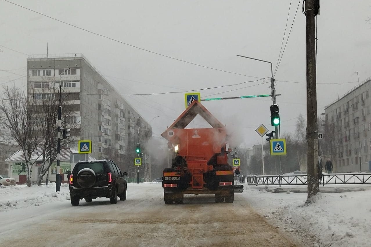 Коммунальные службы Усинска перешли на зимний режим работы.