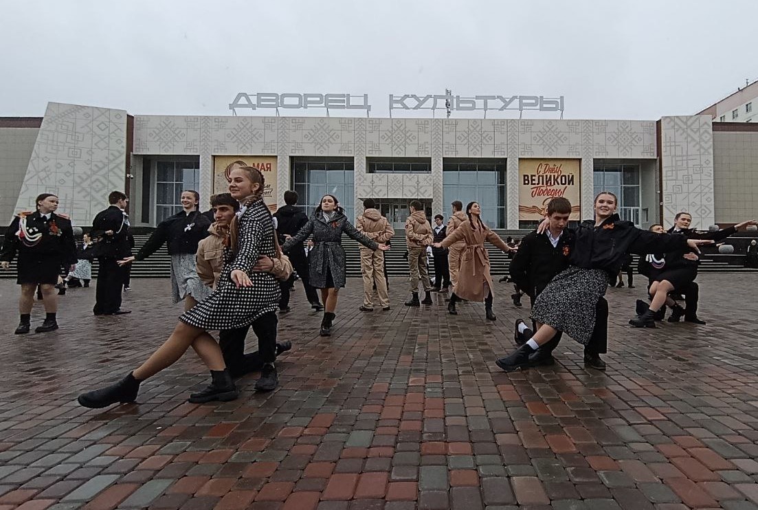Молодые усинцы закружились в победном вальсе.