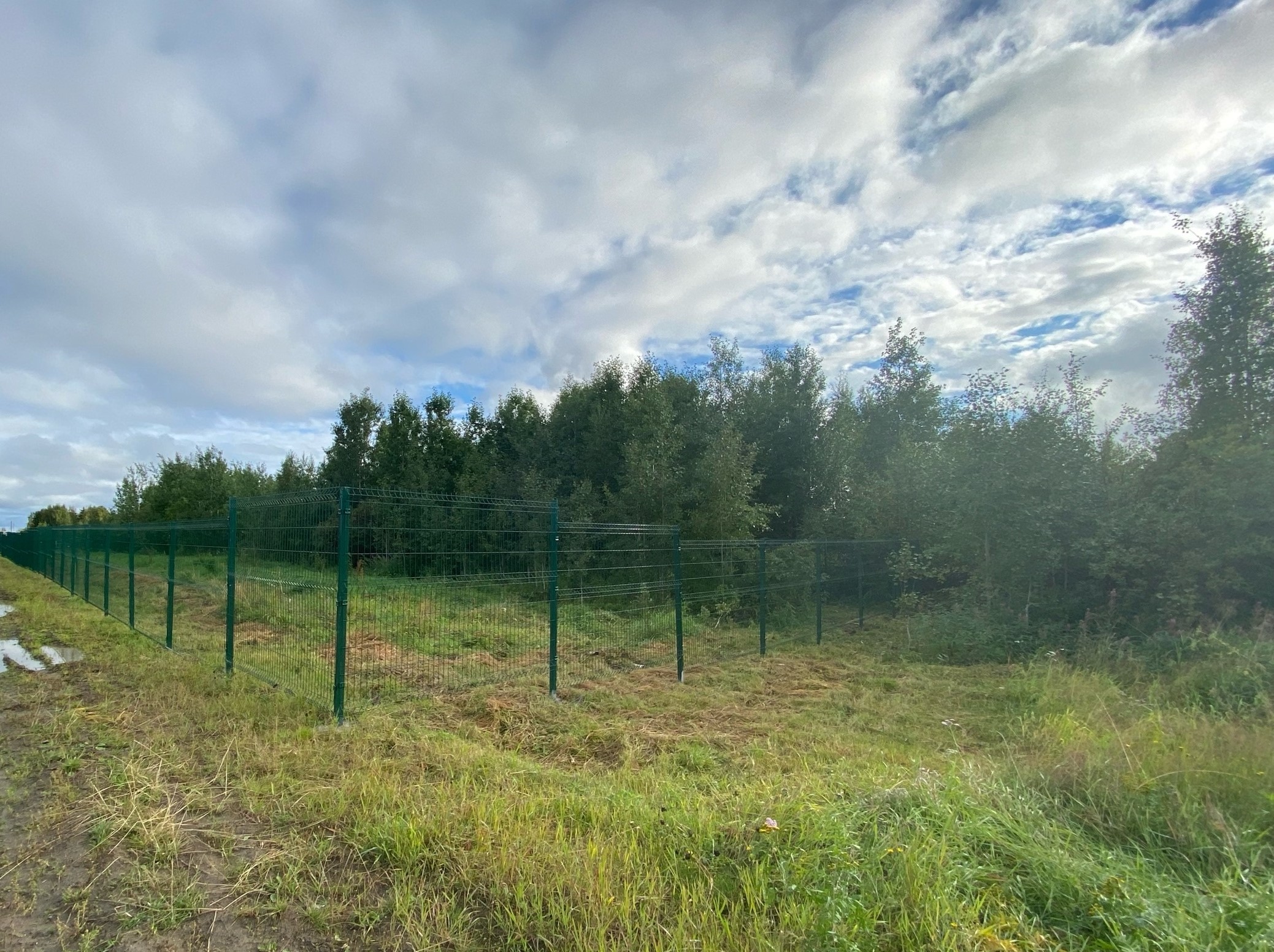 В Захарвани завершили установку нового металлического ограждения на кладбище.