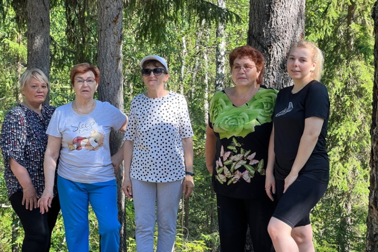 Усинские пенсионеры начинают день с зарядки.