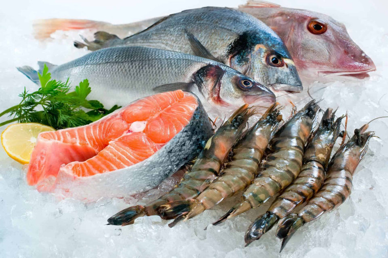 Сырая заготовка: рыба и морепродукты. Сырая заготовка: рыба и морепродукты.