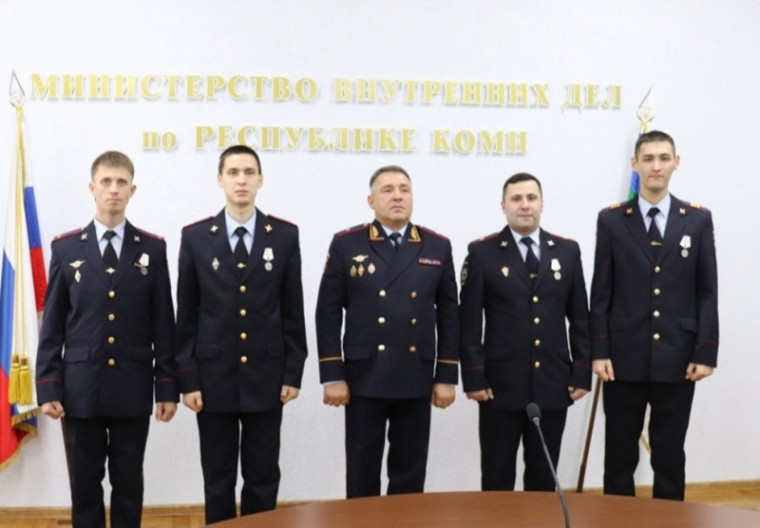 Сотрудников МВД наградили за мужество и героизм, проявленные при спасении погибавших граждан. Сотрудников МВД наградили за мужество и героизм, проявленные при спасении погибавших граждан.