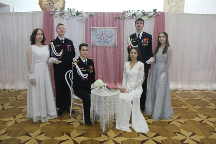 В Усинске прошёл кадетский бал. В Усинске прошёл кадетский бал.