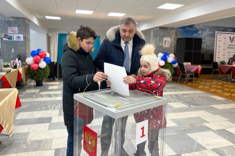 Николай Такаев проголосовал на выборах президента. Николай Такаев проголосовал на выборах президента.
