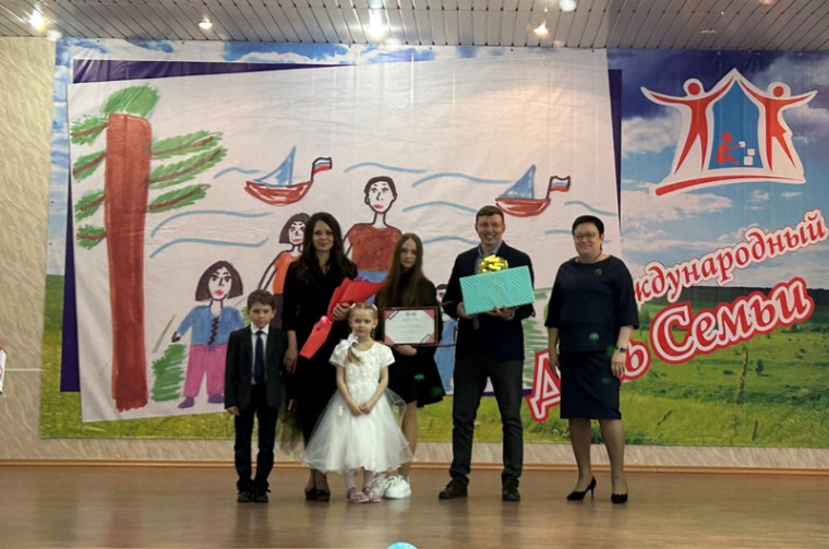 Лучшей многодетной семьей Усинска стала семья Палеховых. Лучшей многодетной семьей Усинска стала семья Палеховых.