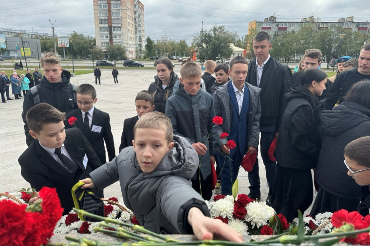 Минутой молчания и возложением цветов почтили память жертв террора. Минутой молчания и возложением цветов почтили память жертв террора.