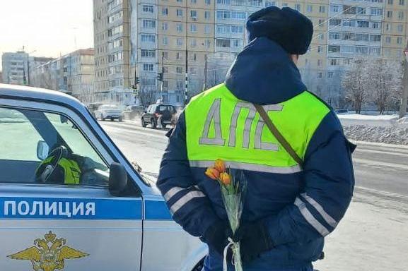 В городе Усинске сотрудники Госавтоинспекции присоединились к Всероссийской акции «Цветы для автоледи». В городе Усинске сотрудники Госавтоинспекции присоединились к Всероссийской акции «Цветы для автоледи».