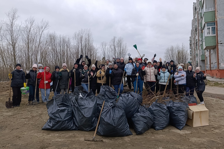 Сегодня в Усинске прошёл общегородской субботник. Сегодня в Усинске прошёл общегородской субботник.