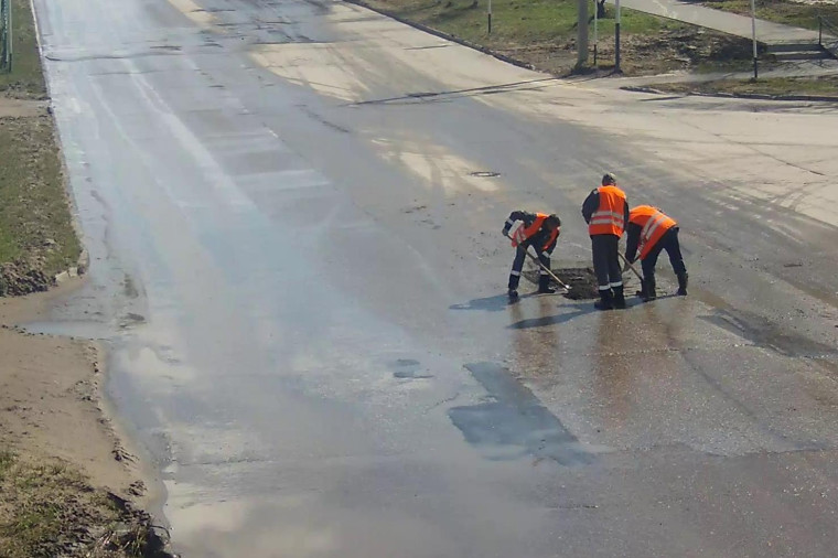 В Усинске продолжается ямочный ремонт дорог. В Усинске продолжается ямочный ремонт дорог.