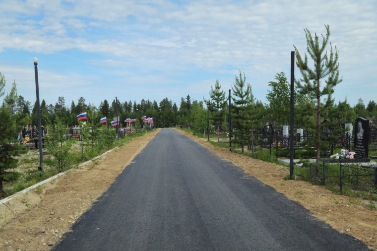 На городском кладбище обустроили пешеходную дорожку. На городском кладбище обустроили пешеходную дорожку.