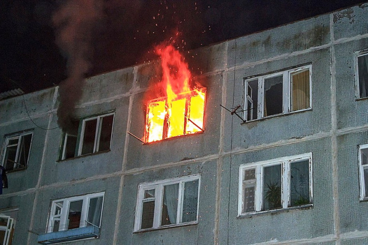 Горит квартира в пятиэтажном доме.