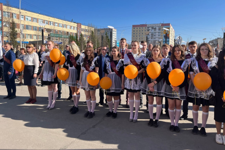 В Усинске прозвенел Последний звонок. В Усинске прозвенел Последний звонок.