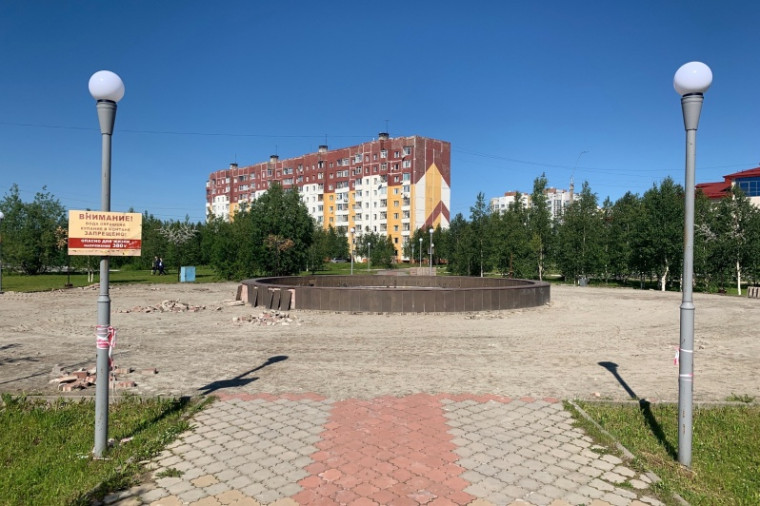 В Усинске продолжается благоустройство территории городского фонтана.