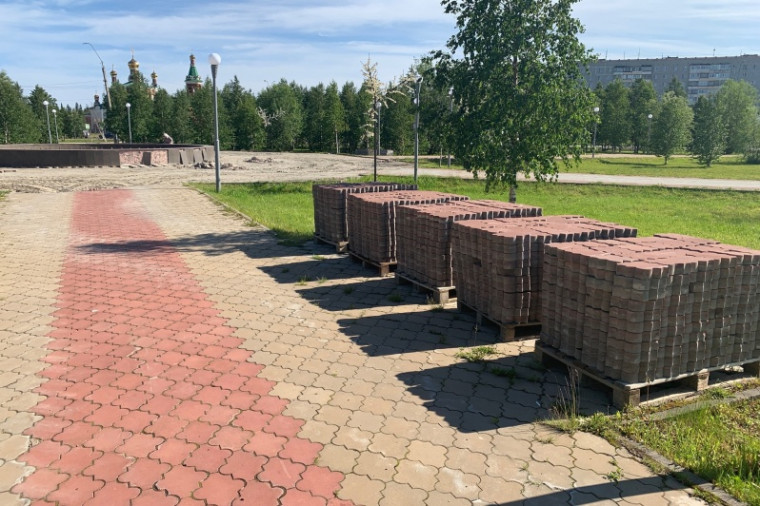 В Усинске продолжается благоустройство территории городского фонтана.