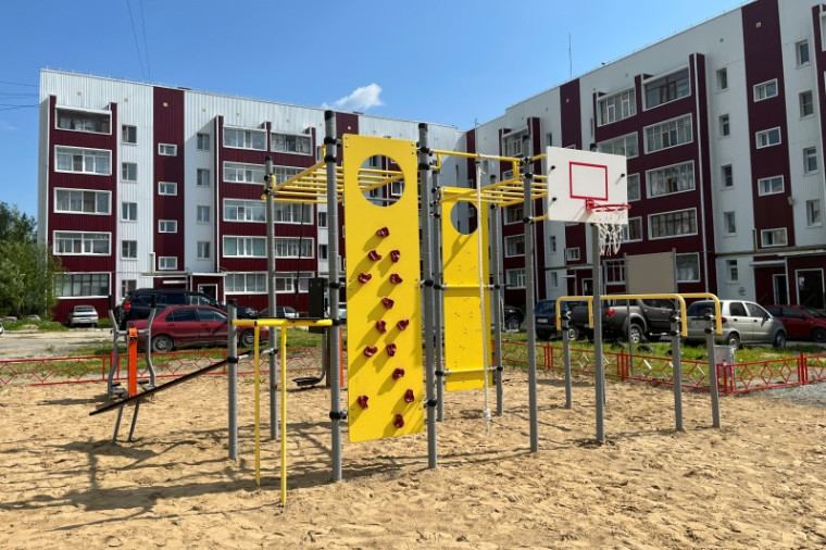 Во дворе дома Воркутинская,11 появилась комбинированная детская площадка с качелями, горками и спортивными тренажёрами.