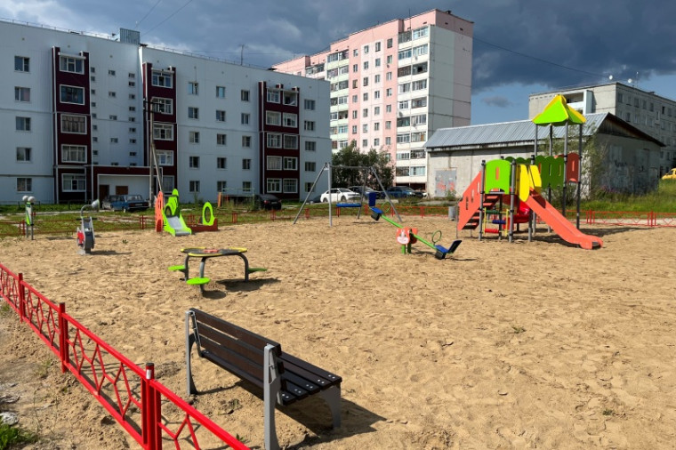 Во дворе дома Воркутинская,11 появилась комбинированная детская площадка с качелями, горками и спортивными тренажёрами.