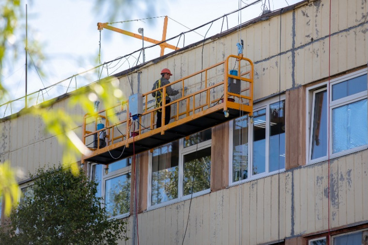 В Усинске начали ремонтировать фасад здания филиала УГТУ.