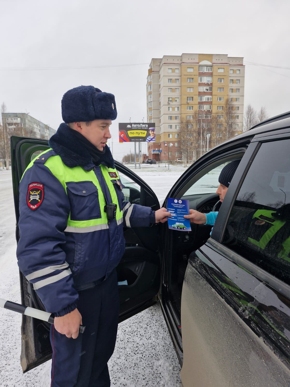 Госавтоинспекторы Усинска совместно с юными инспекторами движения напомнили о безопасности на дорогах.