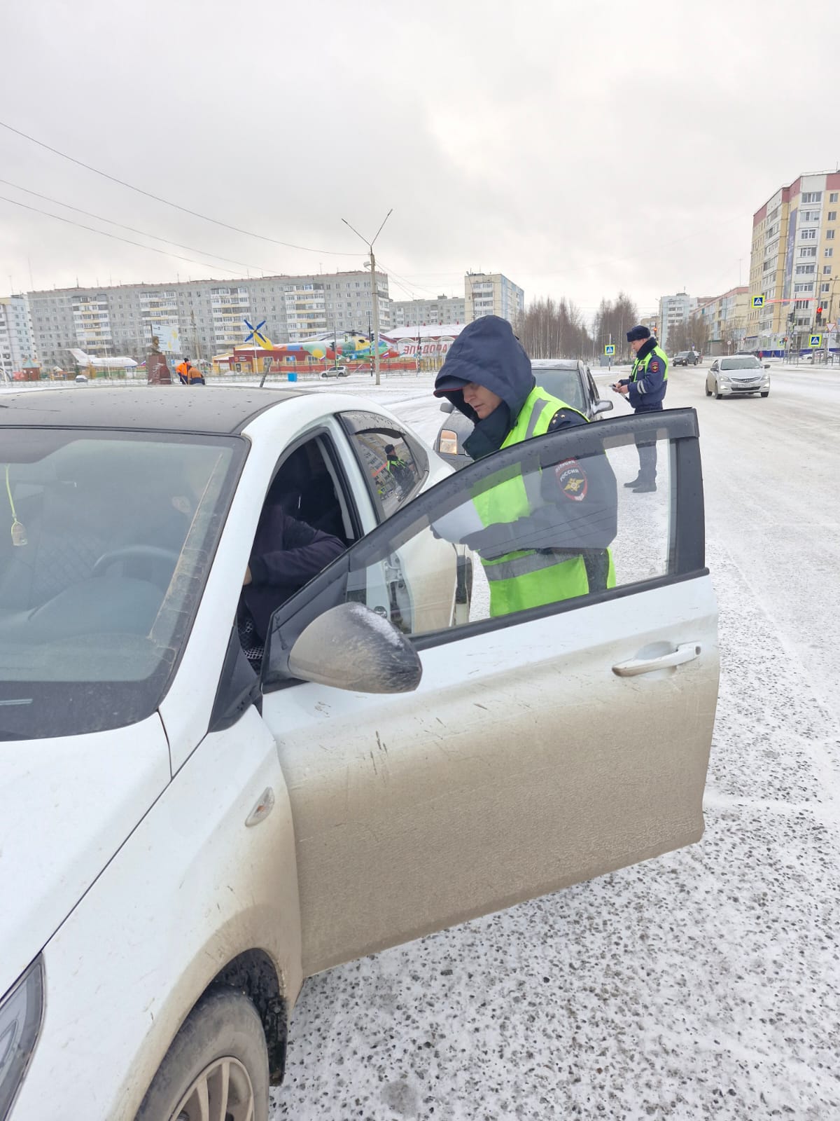 Госавтоинспекторы Усинска совместно с юными инспекторами движения напомнили о безопасности на дорогах.